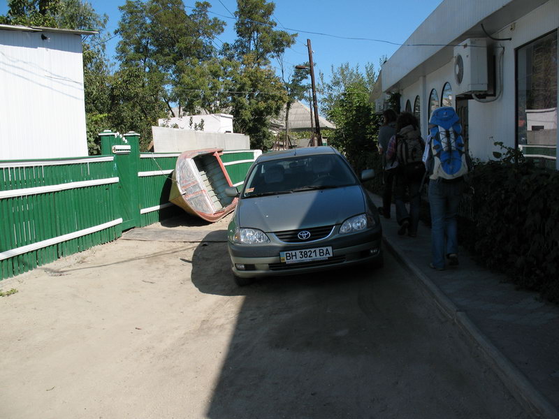 вот так паркуются в Вилково - с одной стороны авто, с другой - гидро.