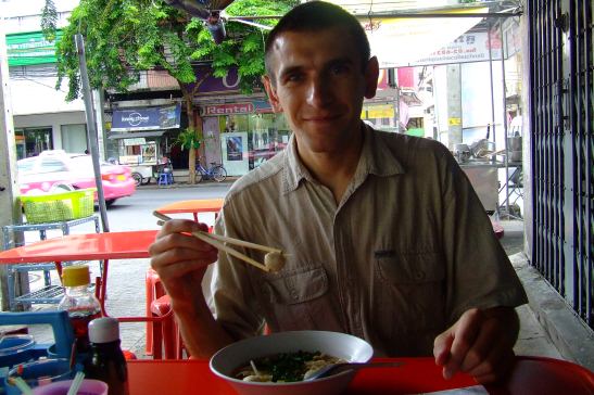 В Бангкоке очень дешёвая еда. Большая тарелка вкусного супа с макаронами, мясом, зеленью, молодыми проростками и ещё непонятно с чем = 1$.