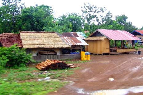 Живут в Камбодже весьма бедно и неторопливо. Много домов на сваях с соломенными крышами.