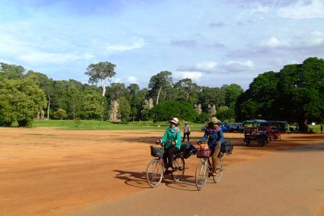 Комплекс Ангкор находится в 5км от города с гостиницами Сиемреап. Передвижение пешком тут не эффективно, все пользуются каким-то транспортом.<br />И только немногие как мы пользуются велосипедами. А это удобно.
