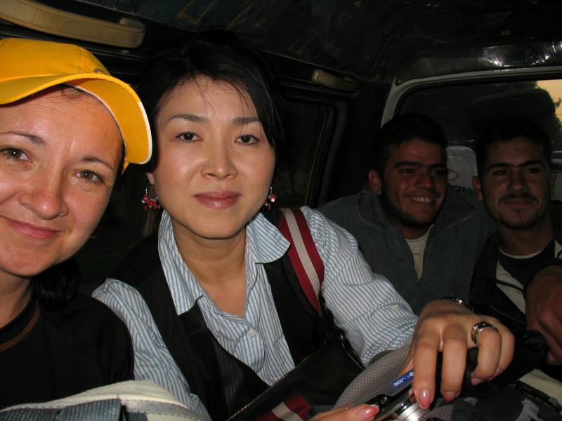 Мы с кореянкой едем в застопленном минибусе до Хомса