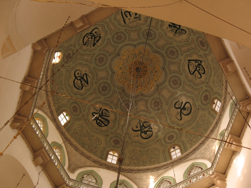 Купол посреди мечети, мало кто задирает голову - а ведь красиво!