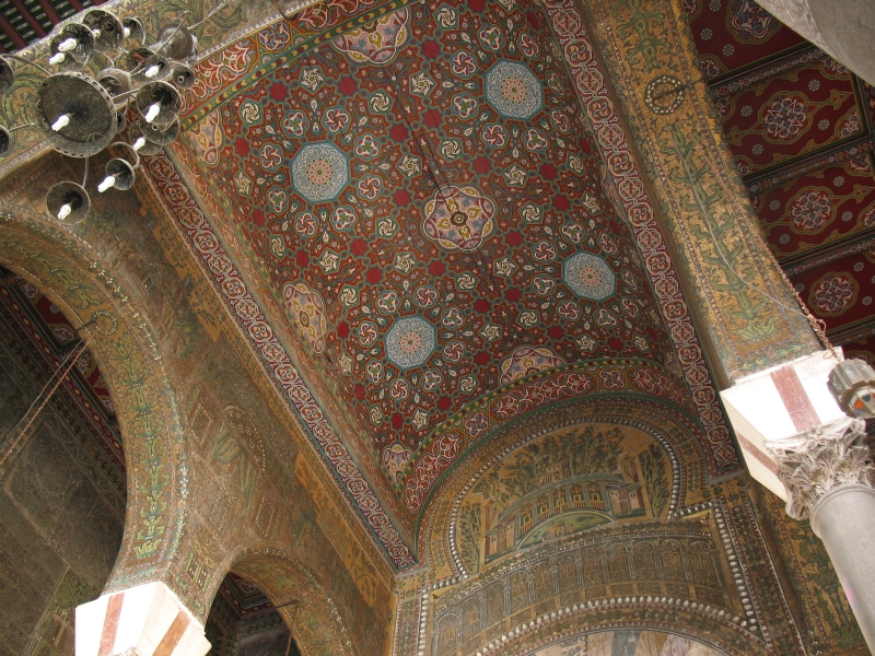 Роспись потолка на входе в мечеть