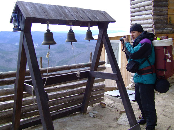 Райдер делает фотошедевры в Мангупском монастыре, 04.01.2009