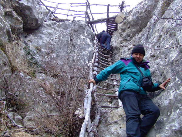 Спуск к нижней части пещерного монастыря Шулдан, 04.01.2009