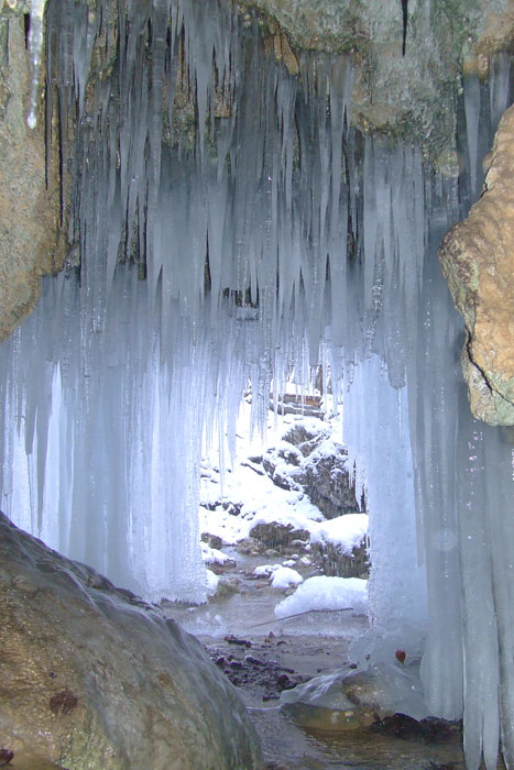 Грот внутри водопада Серебрянные струи. Крым, 06.01.2009