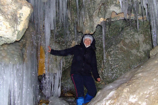 Оля в гроте водопада Серебряный. Крымская зима, 06.01.2009