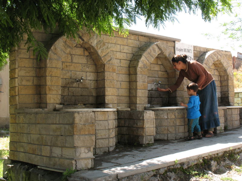 Чешме - так называется источник по-турецки. Вода тут хорошая, вкусная, хотя в других местах бывает подведена труба от водопровода...