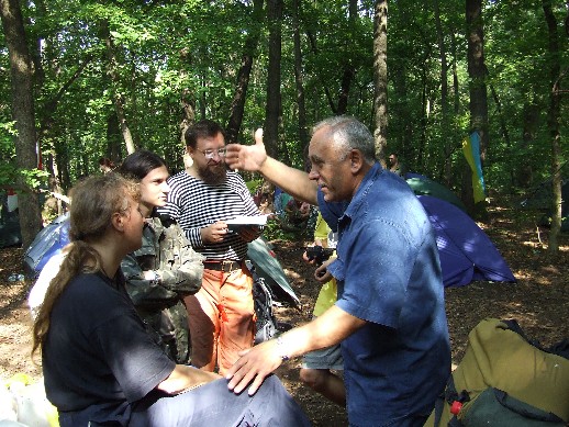 На своем фото А.Соловей подметил момент физического общения, как дополнение виртуальному на страницах сайта