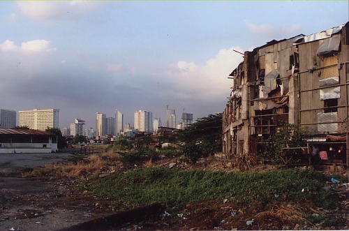 Две стороны Манилы: шикарные небоскребы и халупы бедняков