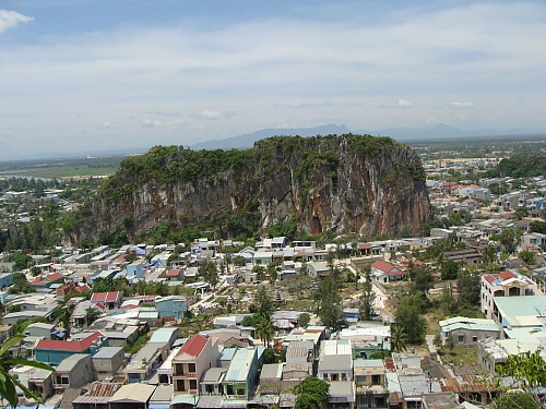 Известняковые холмы возле города Дананг, так называемые Мраморные Горы. Вьетнам