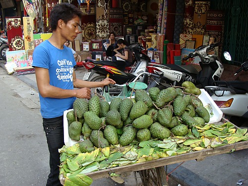 Экзотические фрукты на улице Ханоя. Вьетнам