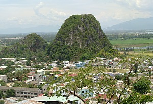 Известняковые холмы возле города Дананг. Вьетнам