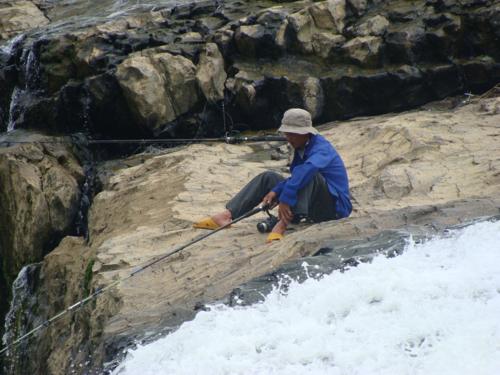 Рыбак на водопаде на Центральной Возвышенности. Вьетнам